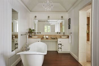 Deep Soaking Bathtub